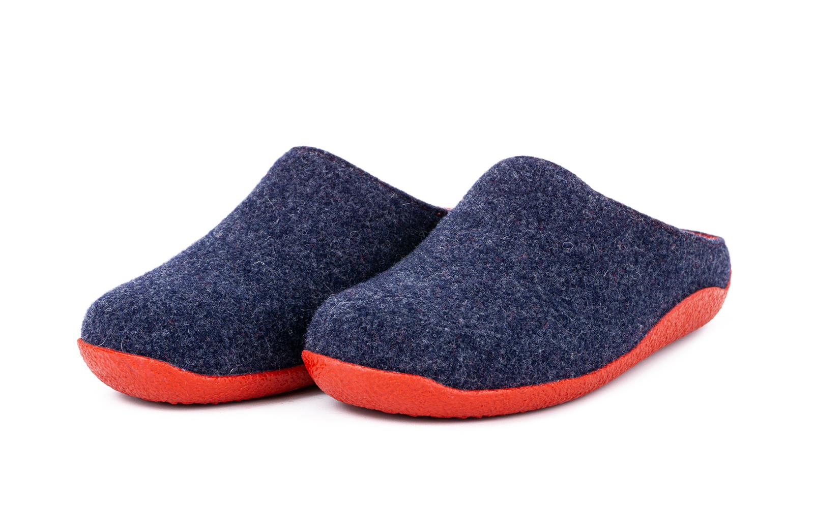 Der Schuh VERENA in jeansfarbenem Filz steht auf einem neutralen Untergrund, der die schlichte Eleganz und den Komfort des Designs hervorhebt.