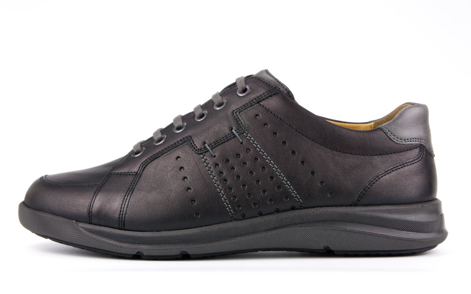 PASCAL SportNappa in schwarz PASCAL SportNappa in schwarz, seitlich auf einem hellen Untergrund präsentiert, zeigt sein elegantes und sportliches Design.