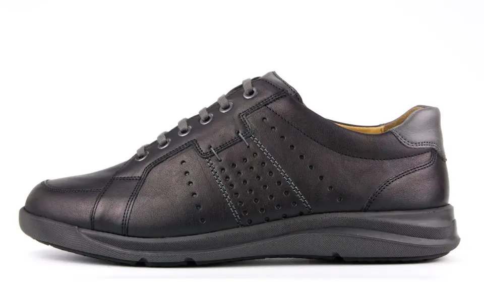 PASCAL SportNappa in schwarz, seitlich auf einem hellen Untergrund präsentiert, zeigt sein elegantes und sportliches Design.