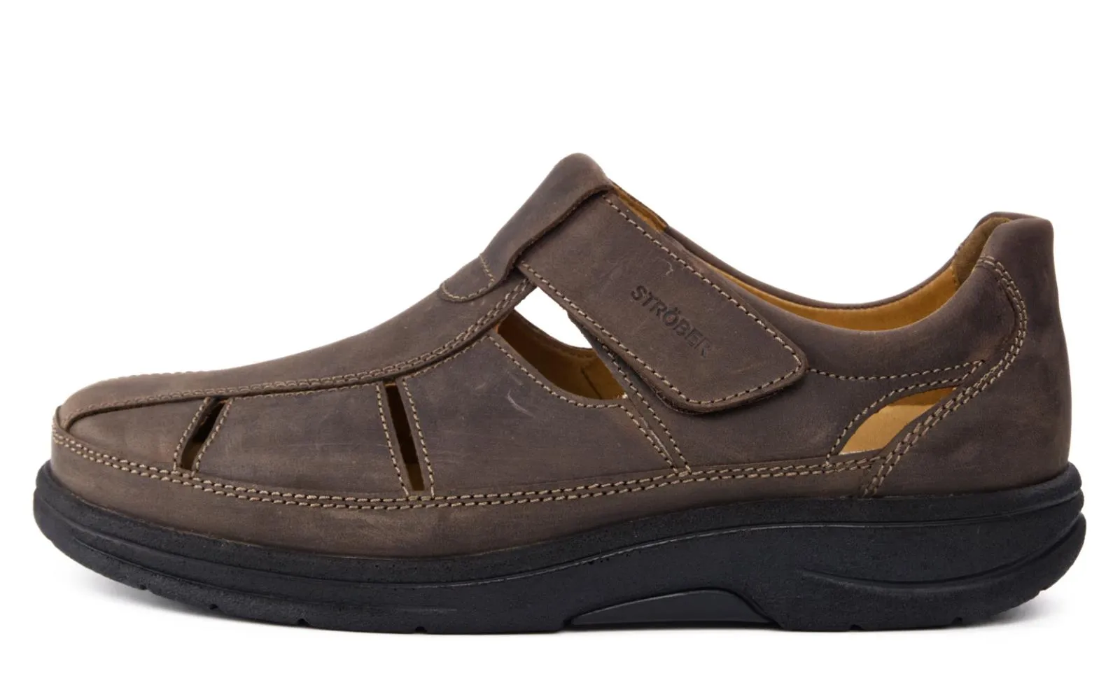Der Schuh MAURICE aus FettNubuk in Ebony steht seitlich auf einem hellen Untergrund und zeigt seine elegante Form und Struktur.