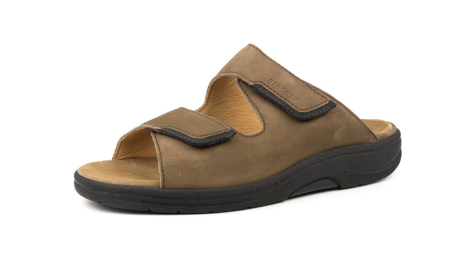 Der MORITZ Schuh aus Nubuk in torf, seitlich auf einem hellen Hintergrund positioniert, zeigt seine elegante Form und die hochwertige Verarbeitung.