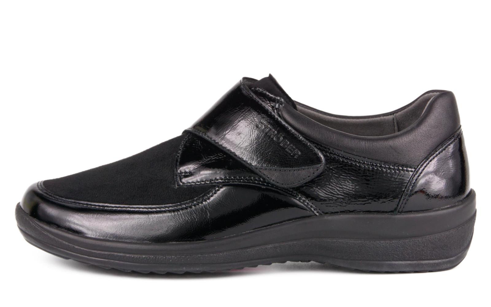 MURIEL Lack+ Stretchvelours Schuh in Schwarz, elegant positioniert auf einem hellen Untergrund. Ideal für stilvolle Anlässe.