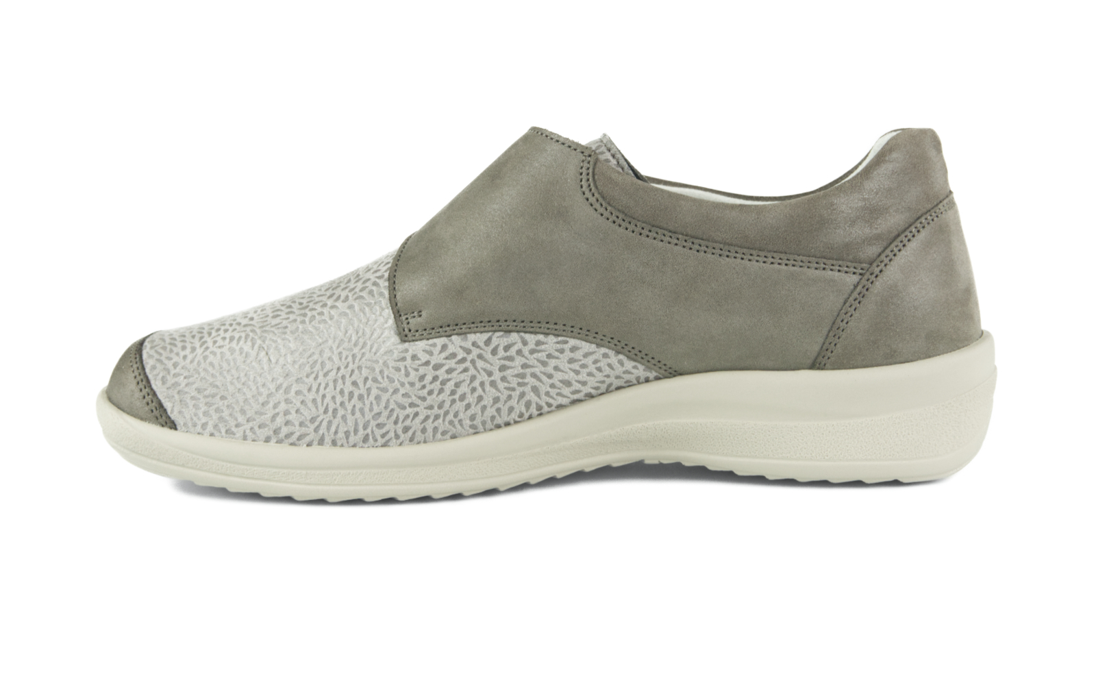 MURIEL SP NubukPerlato+StretchDrop in borke+marmor, seitlich auf einem weißen Hintergrund positioniert, zeigt die elegante Form und Materialkombination des Schuhs.