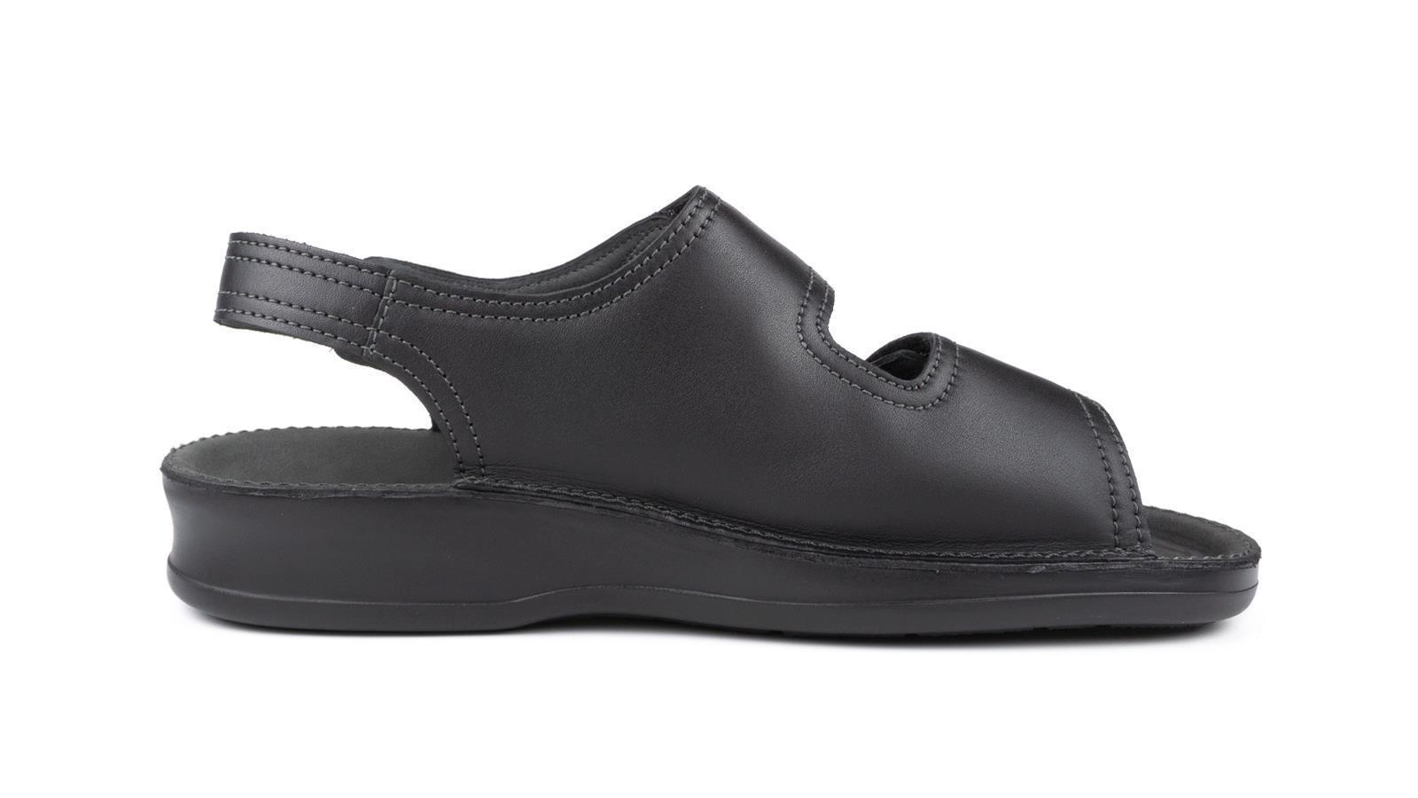 Schwarzer ADRIAN Schuh aus SportNappa, seitlich positioniert, zeigt die elegante Form und den bequemen Stil für aktive Träger.