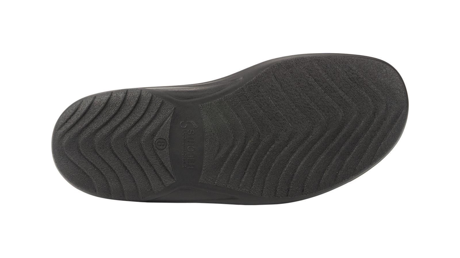 Der schwarze CARSTEN SoftCalf Schuh steht elegant auf einem neutralen Hintergrund, mit Fokus auf den geschmeidigen Oberstoff und die feine Verarbeitung.