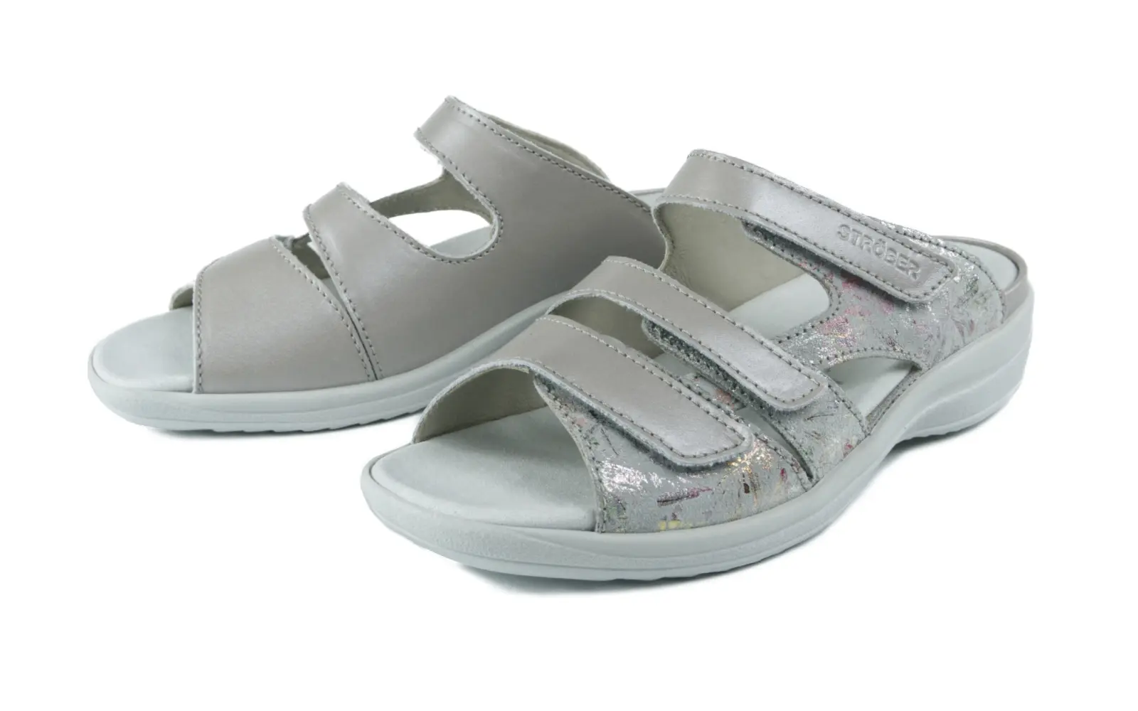 HELLA Perlato+VelourFlower in lightgrey, elegant Schuhe seitlich auf einem hellen Untergrund platziert, mit floralem Velour-Muster.