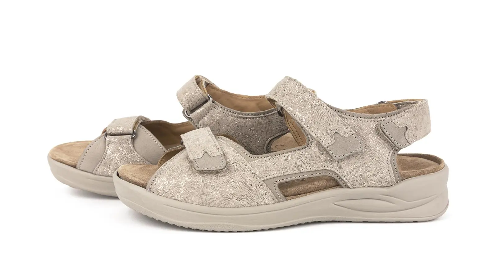 KASSANDRA Schuhe aus LammVelour in sand+kiesel, seitlich positioniert auf einem neutralen Hintergrund.