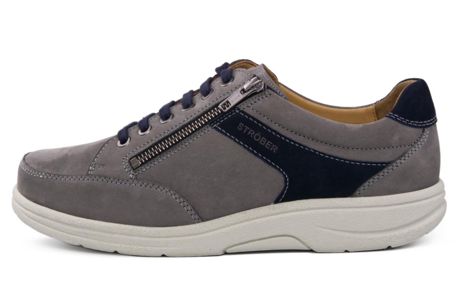 Der MALCOLM Nubuk Schuh in grey und marine steht auf einer neutralen Oberfläche und zeigt seine strukturierten Details und moderne Silhouette.