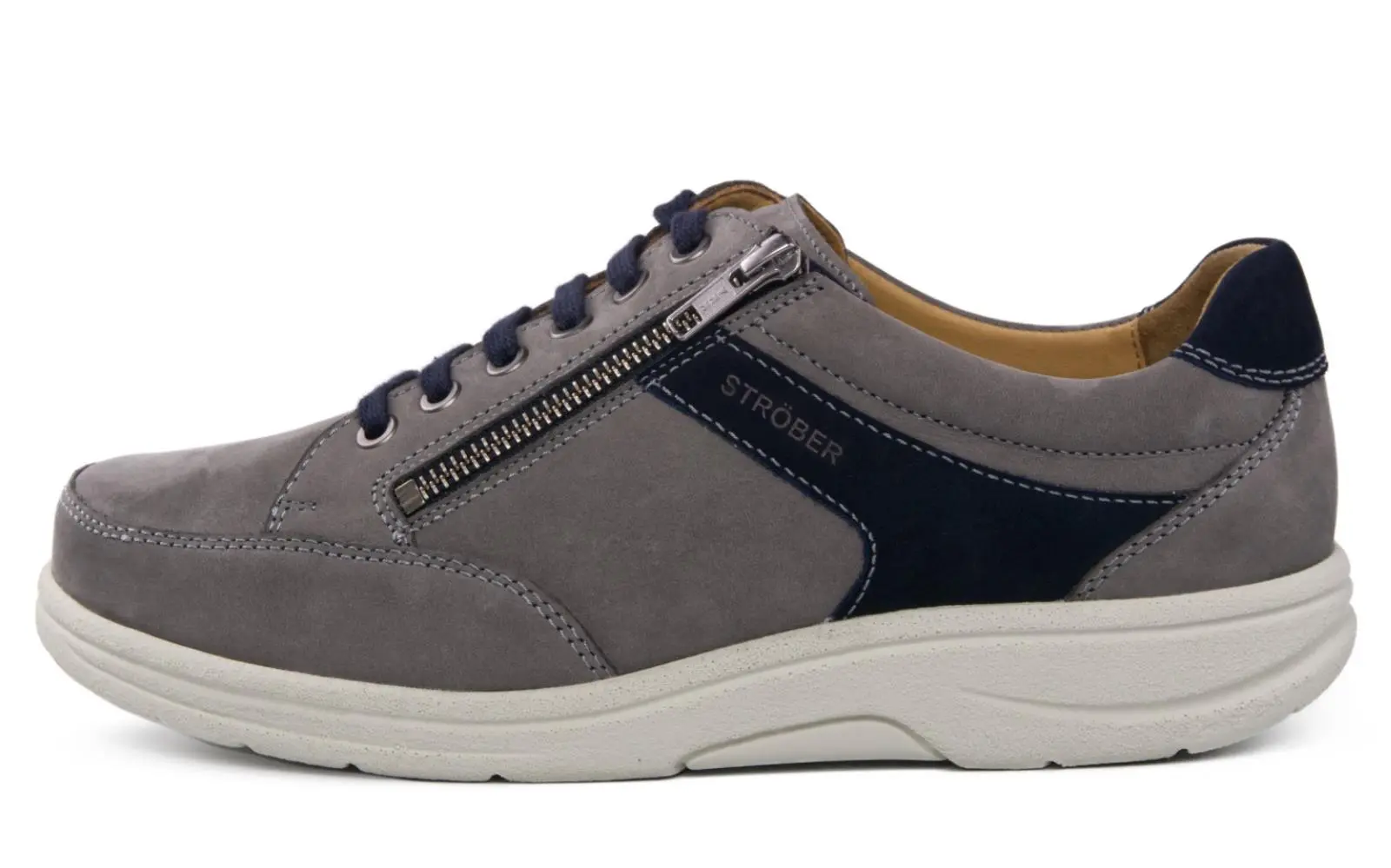 Der MALCOLM Nubuk Schuh in grey und marine steht auf einer neutralen Oberfläche und zeigt seine strukturierten Details und moderne Silhouette.
