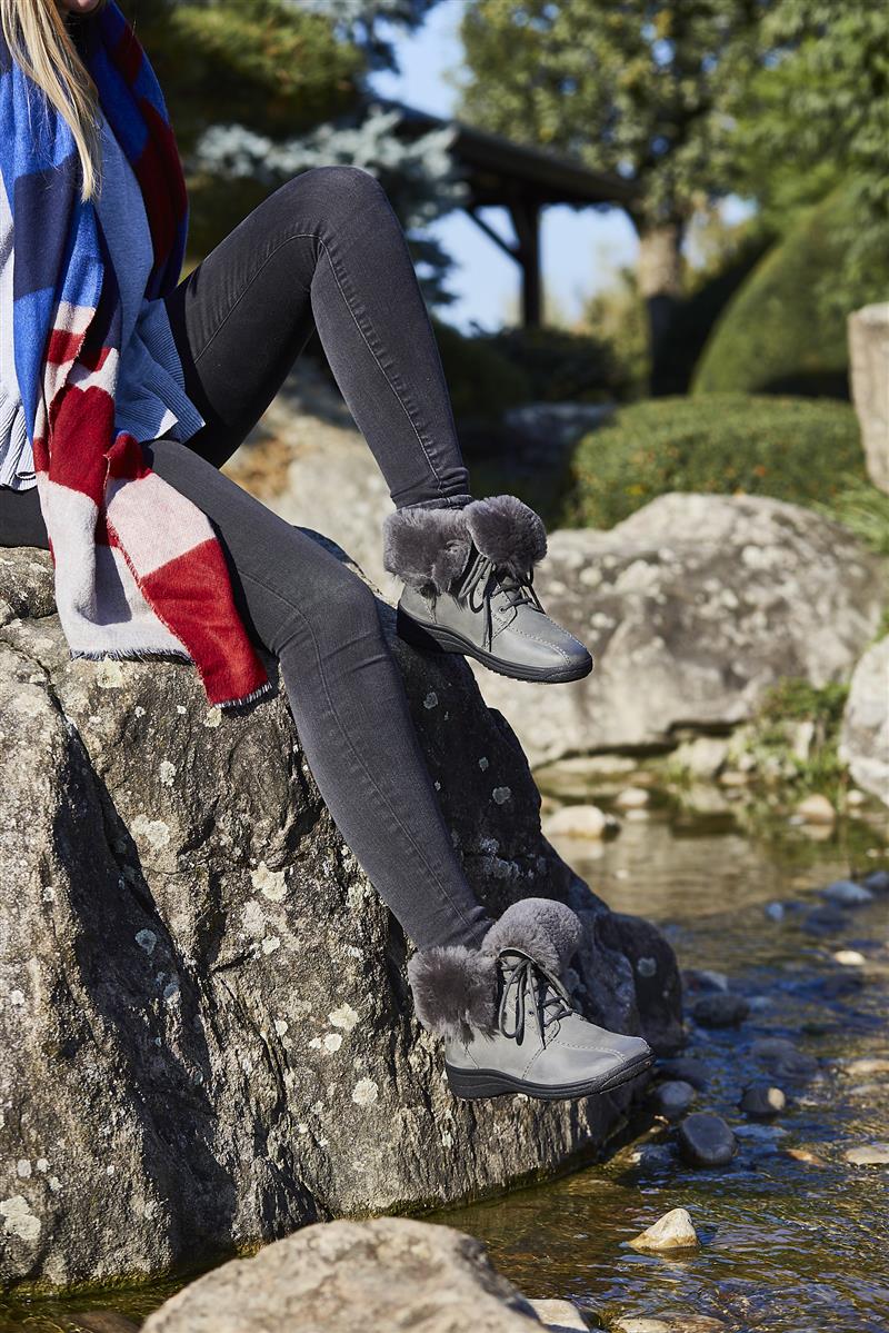 Bequemer grauer SALLY Schuh aus Nubuk DoubleFace, seitlich auf einem hellen Untergrund platziert.