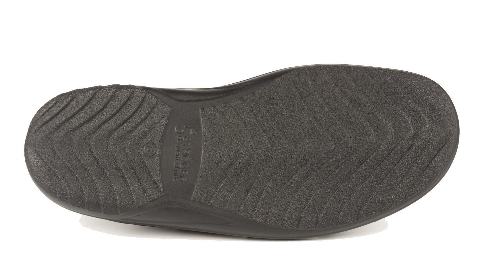 Schwarze CHRISTIAN SoftCalf Schuhe, elegant auf einem weißen Hintergrund platziert, mit feiner Struktur und stilvollem Design.