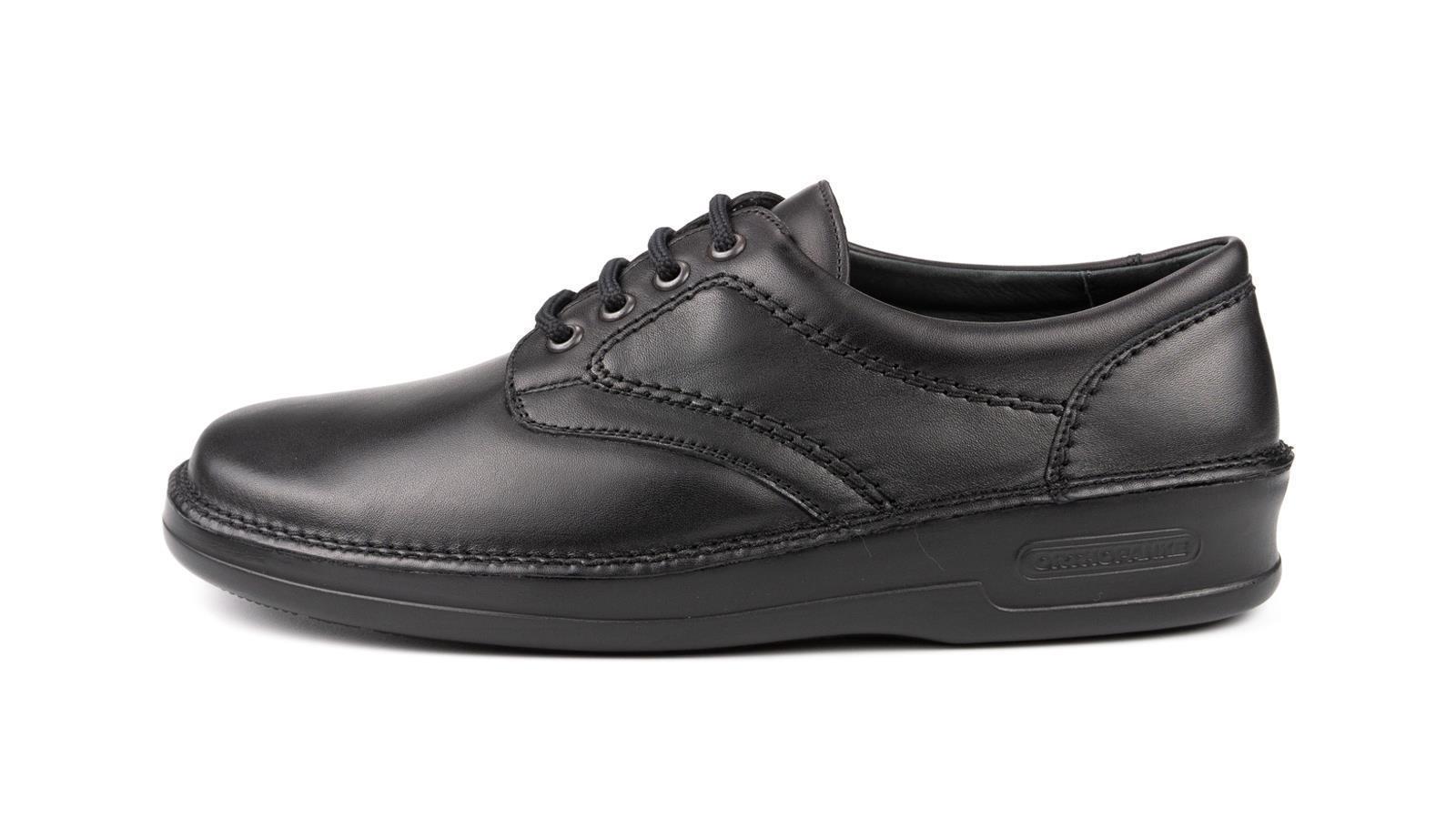 Der schwarze Nappa-Schuh ARMIN sitzt elegant auf einem hellen Hintergrund, zeigt seine geschwungene Form und hochwertige Verarbeitung.