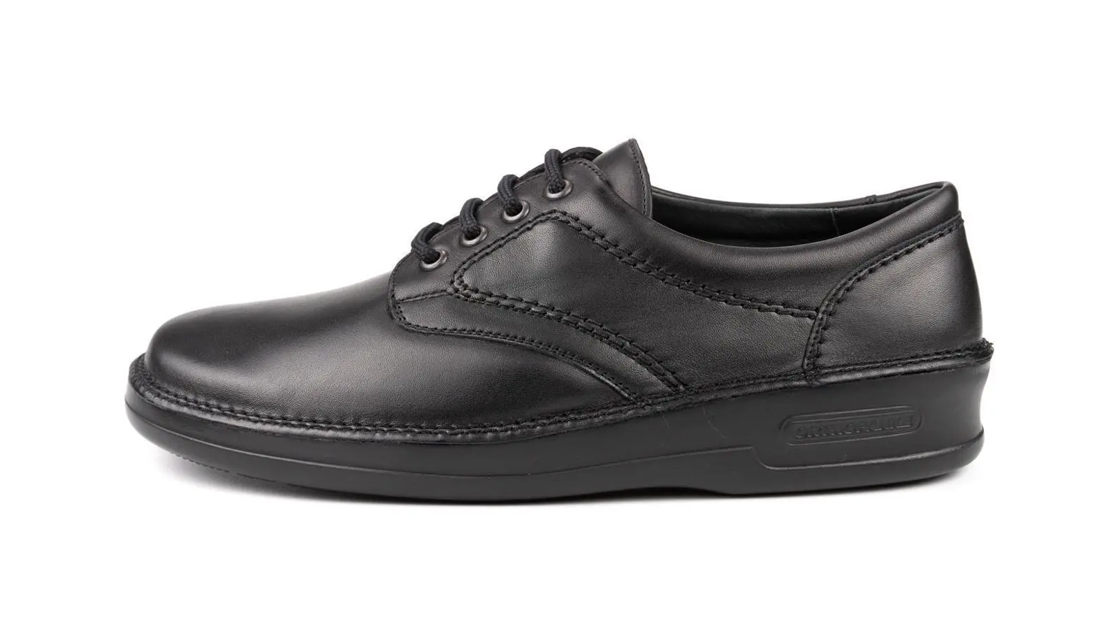 Der schwarze Nappa-Schuh ARMIN sitzt elegant auf einem hellen Hintergrund, zeigt seine geschwungene Form und hochwertige Verarbeitung.