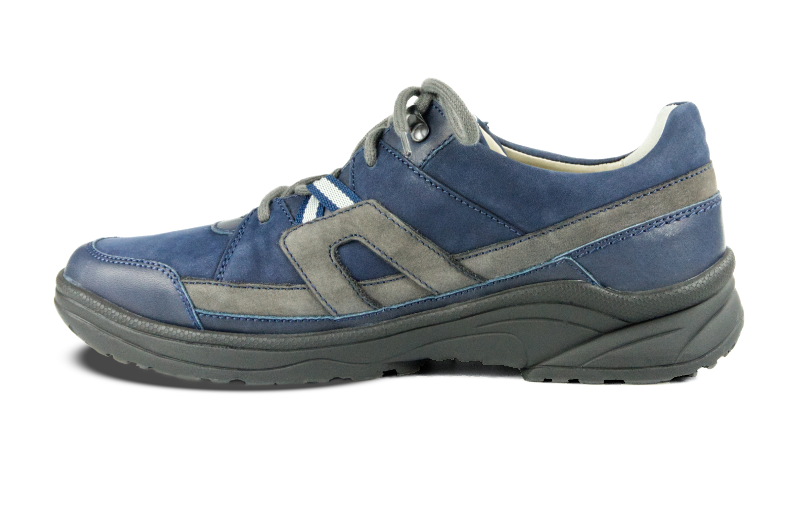 Der SAMSON Napa + Nubuk Schuh in Blau und Braun, elegant und sportlich, liegt auf einem Holzuntergrund. Ideal für Alltag und Freizeit.