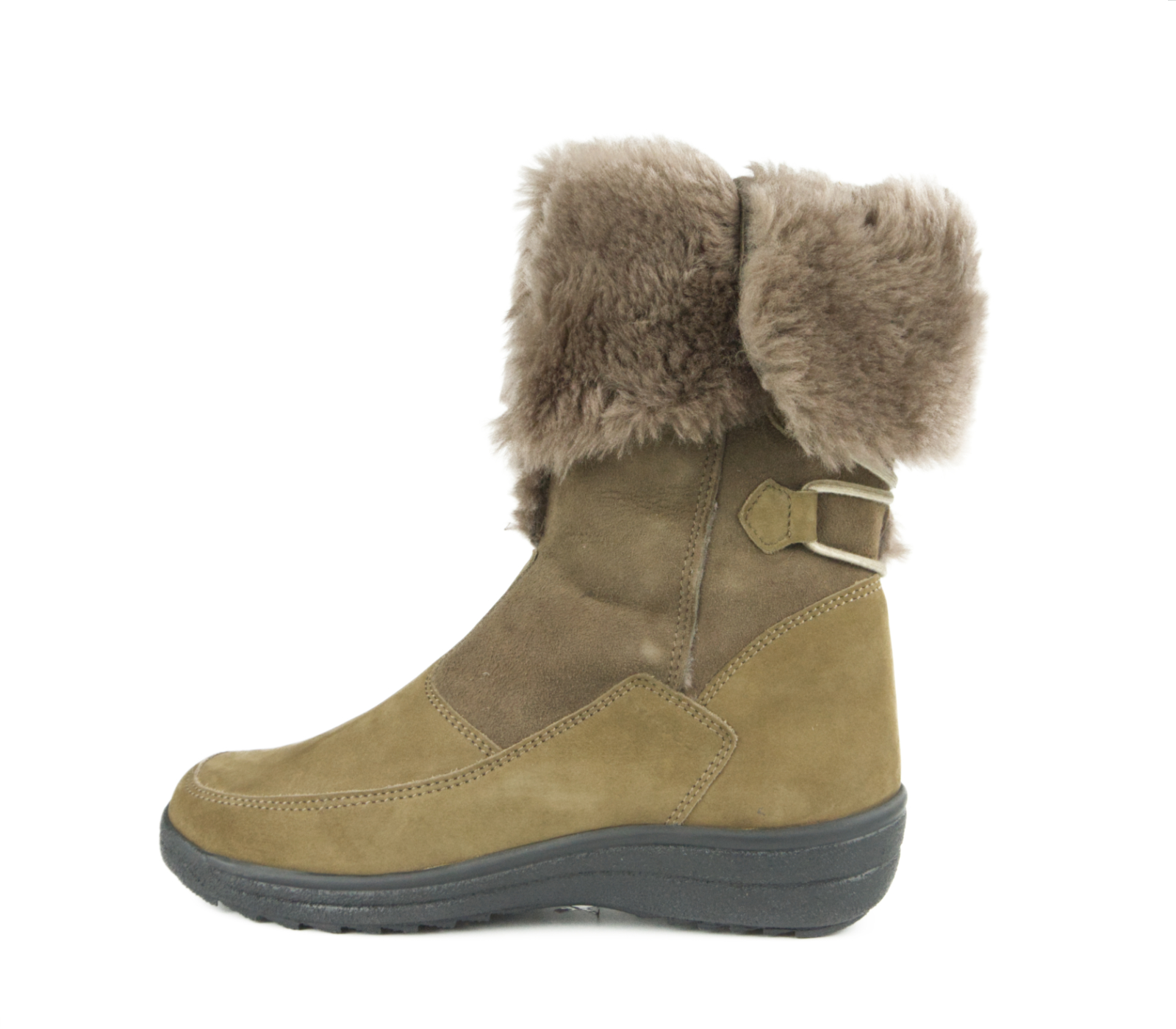 SANDY Nubuk + DoubleFace in torf, seitliche Ansicht der Schuhe auf einem grauen Untergrund, mit eleganter Form und sanften Farben.