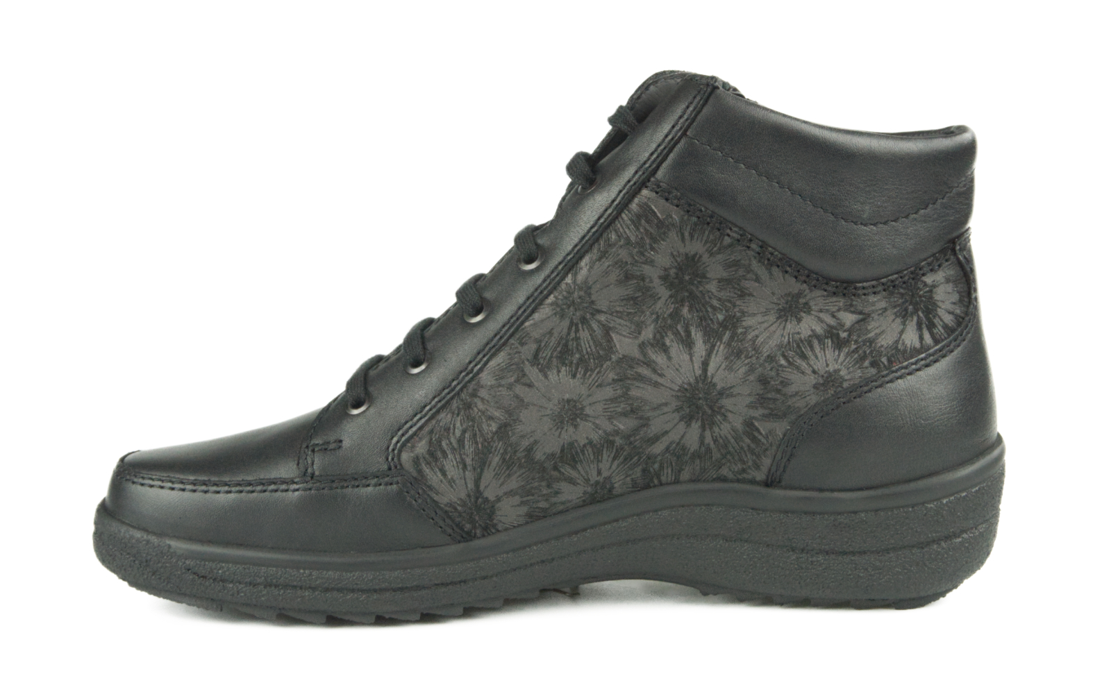 Schwarze SENTA NappaVelour Schuhe, elegant und bequem, seitlich auf einem hellen Untergrund positioniert.