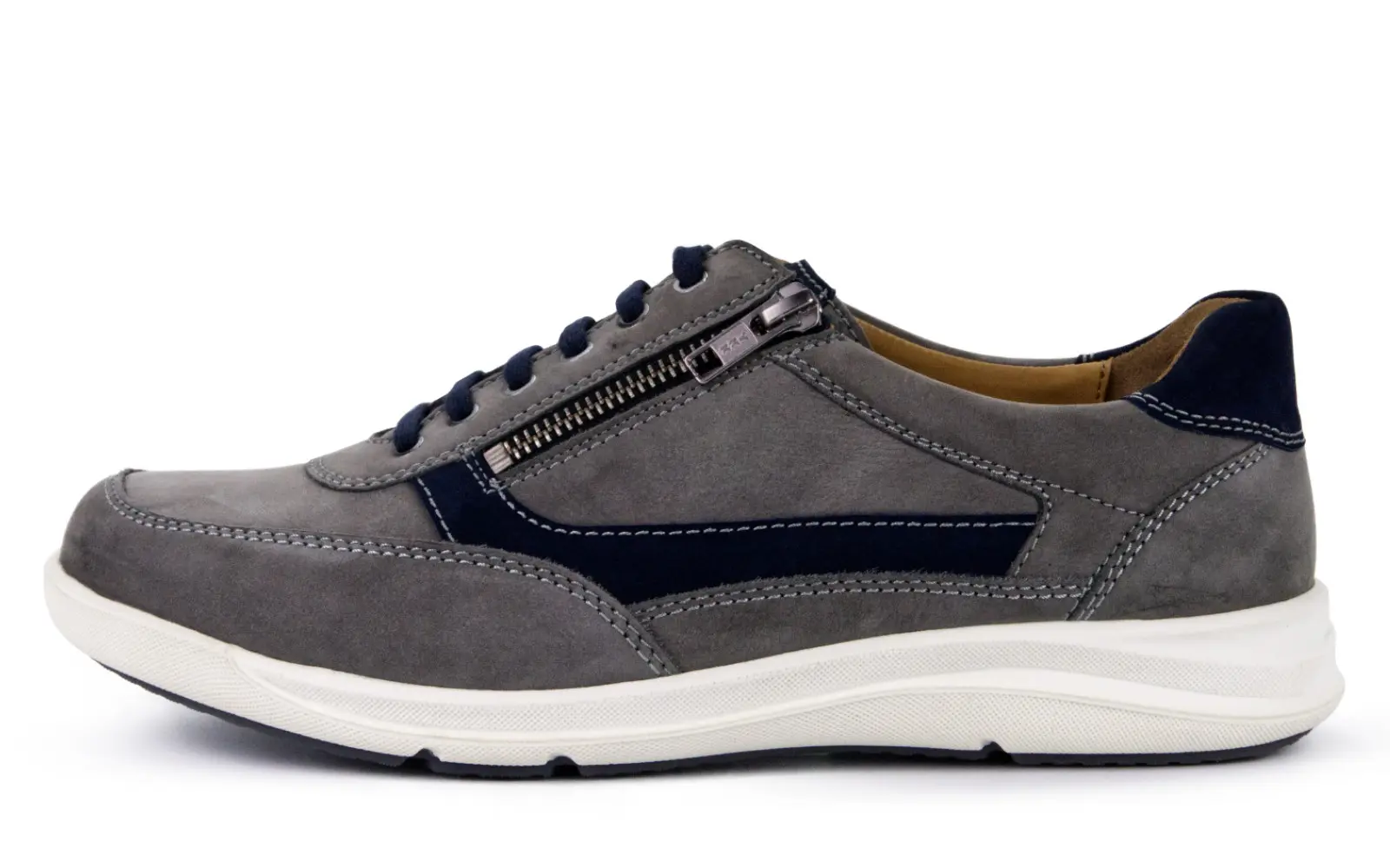 Der PANCHO Nubuk Schuh in grey+marine steht elegant auf einem hellen Untergrund und zeigt seine hochwertige Verarbeitung und sportlichen Stil.