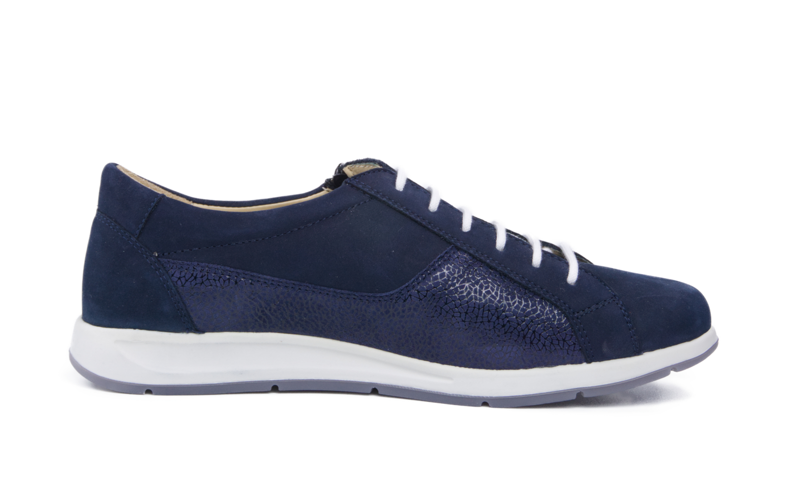 EDWINA Nubuk+LammVelour in marine, seitliche Ansicht auf einem hellen Untergrund, mit einem eleganten und bequemen Design.