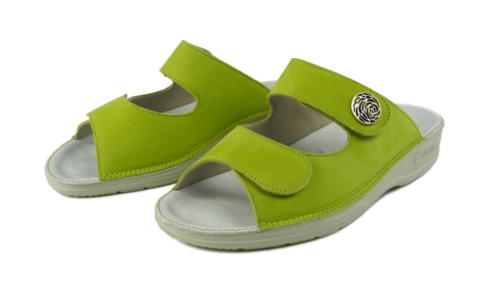 Grüner ANNA Schuh aus Nubuk mit dekorativem Knopf, elegant platziert auf einem schlichten Hintergrund.