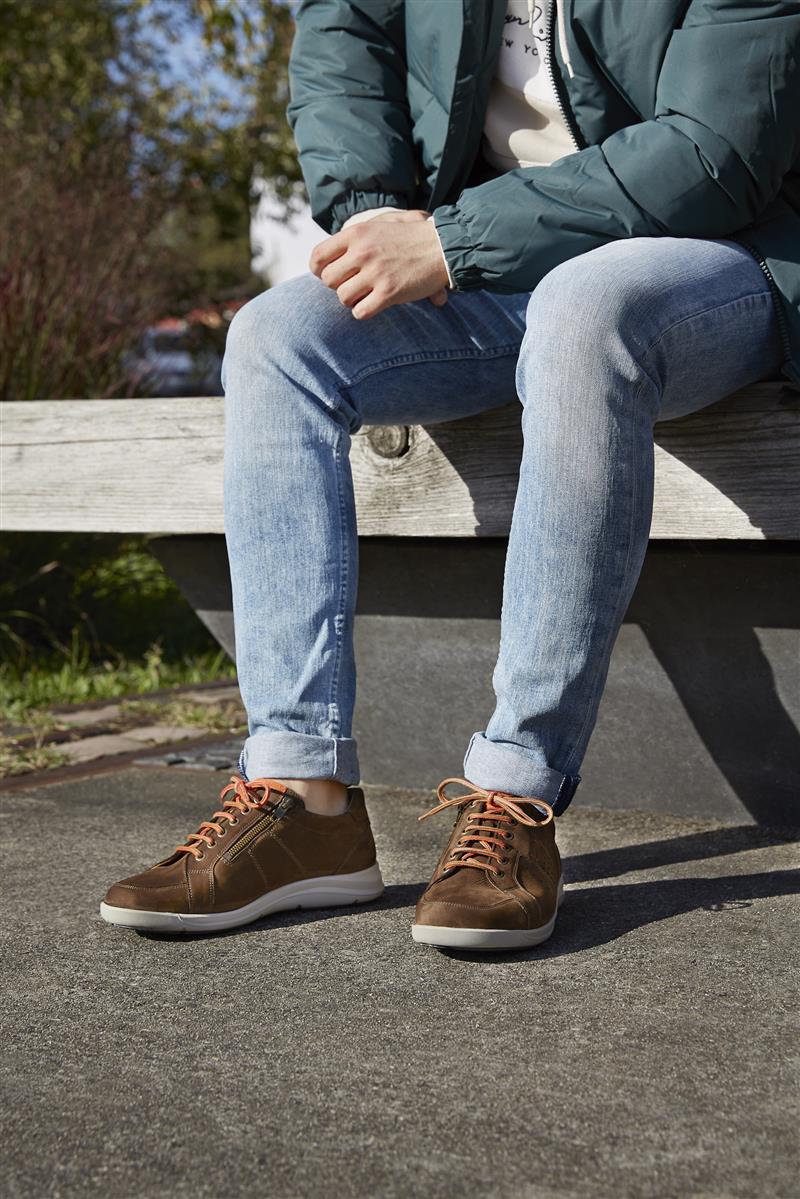 Der Schuh PASCAL aus Nubuk in tartufo orange steht auf einem hellen Hintergrund und zeigt sein stilvolles Design und die hochwertige Verarbeitung.