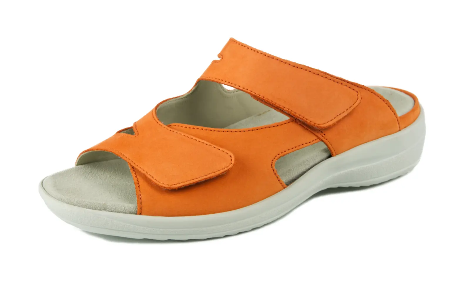 Der HANNA Nubuk Schuh in leuchtendem Orange steht auf einem hellen Hintergrund und zeigt seine weiche Oberflächenstruktur und elegantes Design.