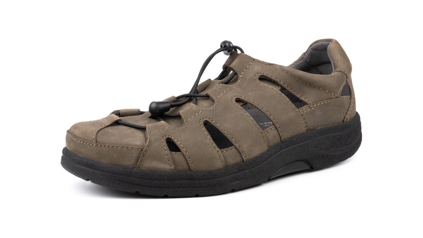 Der Schuh OSKAR aus FettNubuk in Borke steht elegant auf einem neutralen Hintergrund.