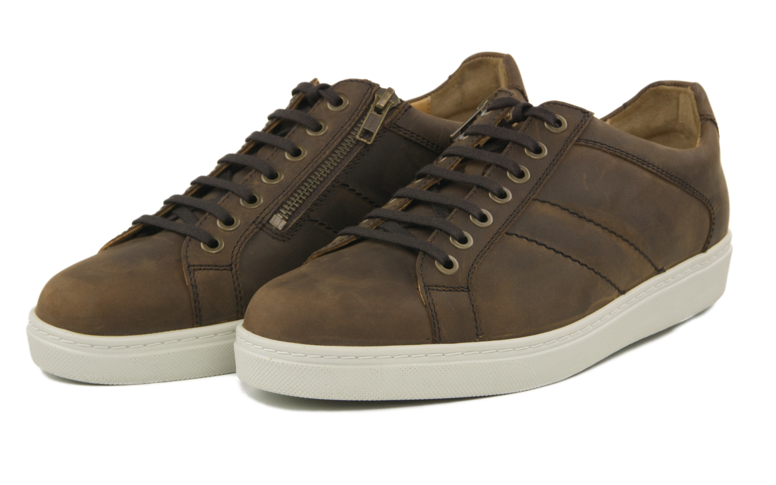 LOUIS Nubuk in Ebony, seitlich auf einem hellen Untergrund platziert, zeigt die elegante Form und das hochwertige Material des Schuhs.