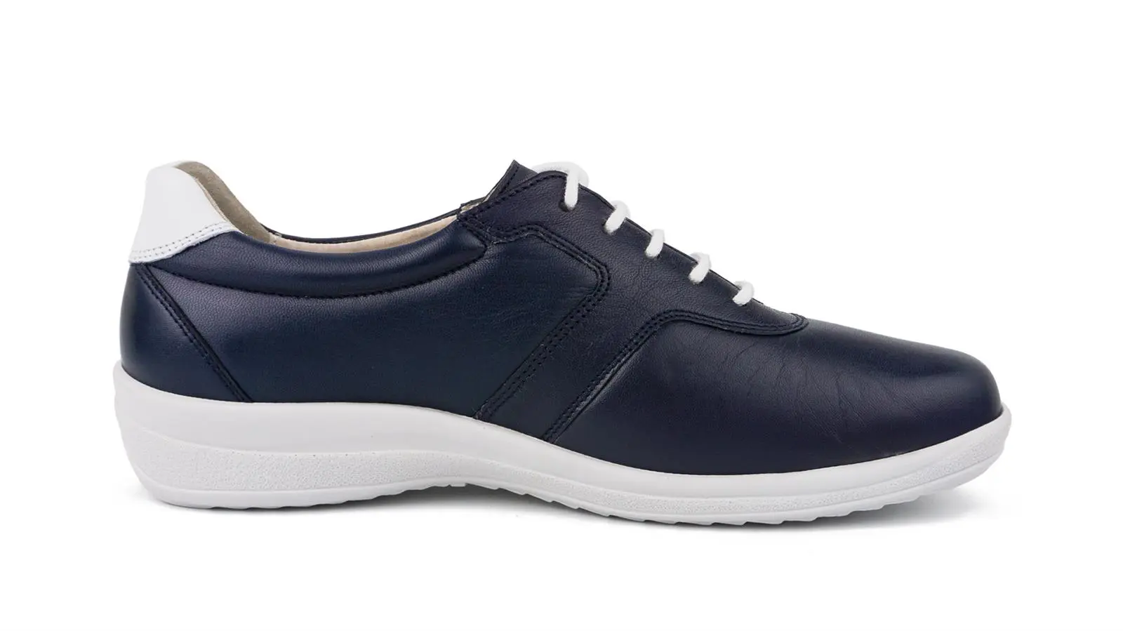 Der Schuh MONIKA aus weichem LammNappa in marineblau, elegant präsentiert auf einem neutralen Hintergrund.