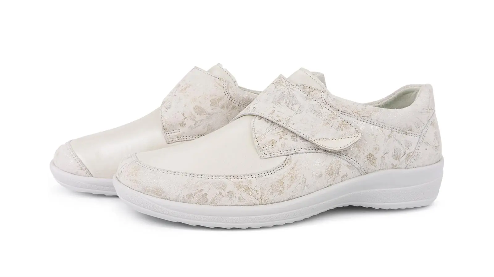 Schuhe MURIEL, Velour Stretch in bianco perle, seitlich präsentiert auf einem hellen Untergrund. Elegant und komfortabel.