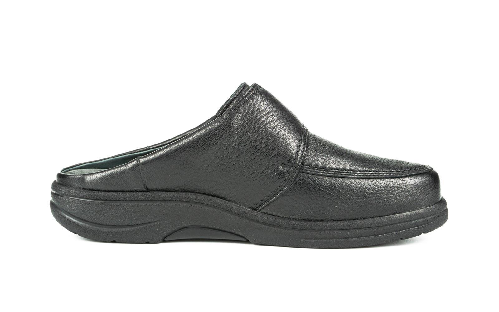 Der schwarze MOSES Schuh aus Hirschleder präsentiert sich elegant und modern, mit klarer Form und feinen Details auf einem neutralen Hintergrund.