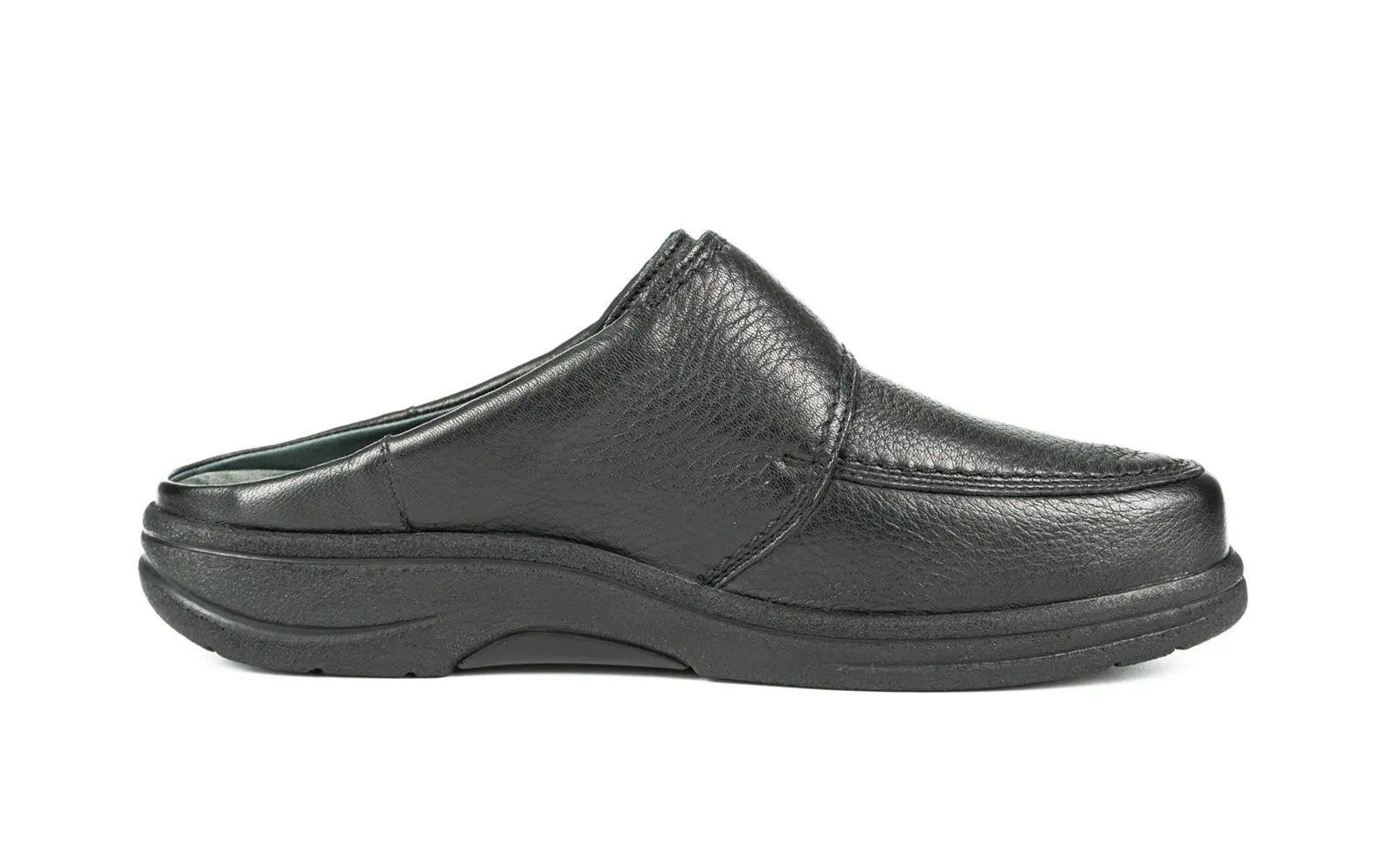 Der schwarze MOSES Schuh aus Hirschleder präsentiert sich elegant und modern, mit klarer Form und feinen Details auf einem neutralen Hintergrund.