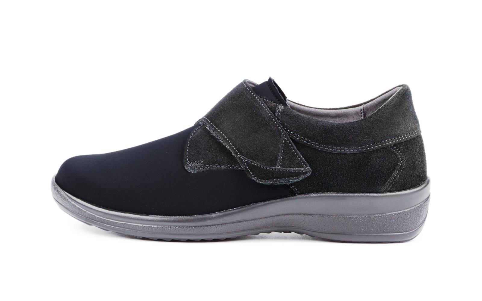 Schwarze Neopren Velour Schuhe MARINA in Weite H, von der Seite aufgenommen, zeigen ihre elegante Form und den bequemen Schnitt.