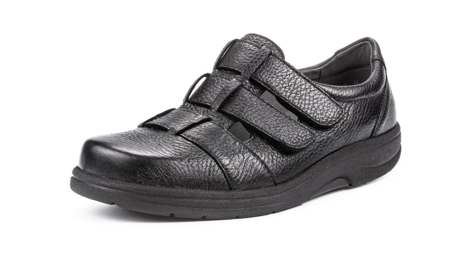 Der Schuh MATT in schwarz aus Hirschleder, seitlich positioniert auf einem neutralen Hintergrund.