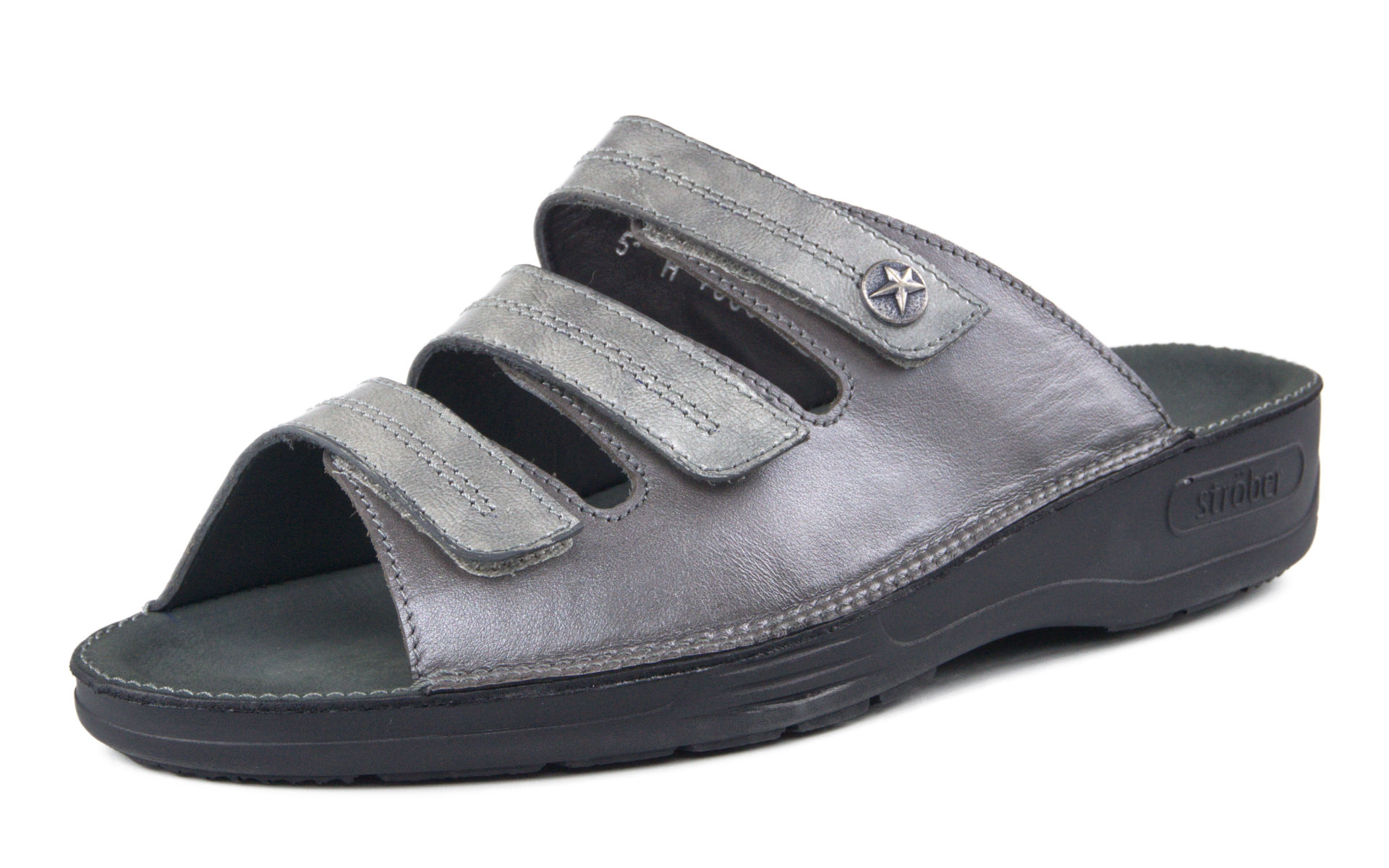 Der Schuh AMELIA LackPerlato in stone steht auf einem hellen Untergrund und hebt sich durch seine elegante, glänzende Oberfläche hervor.