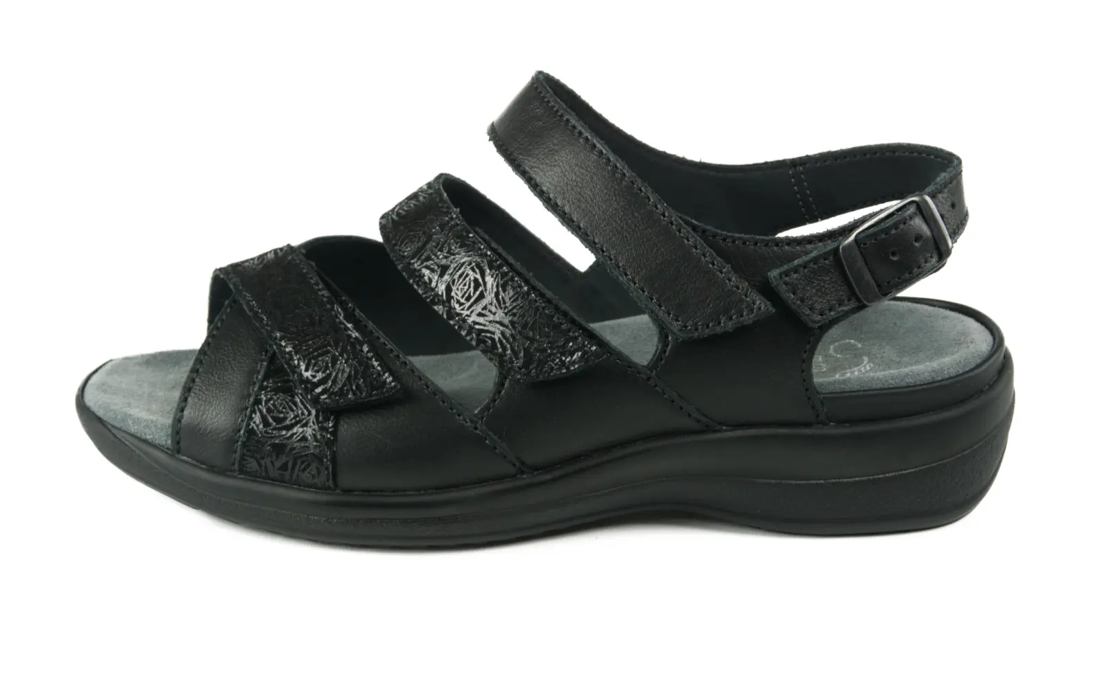 HEDWIG Nappa+VelourStruktur in schwarz, seitlich auf einem hellen Untergrund präsentiert. Elegant und stilvoll.