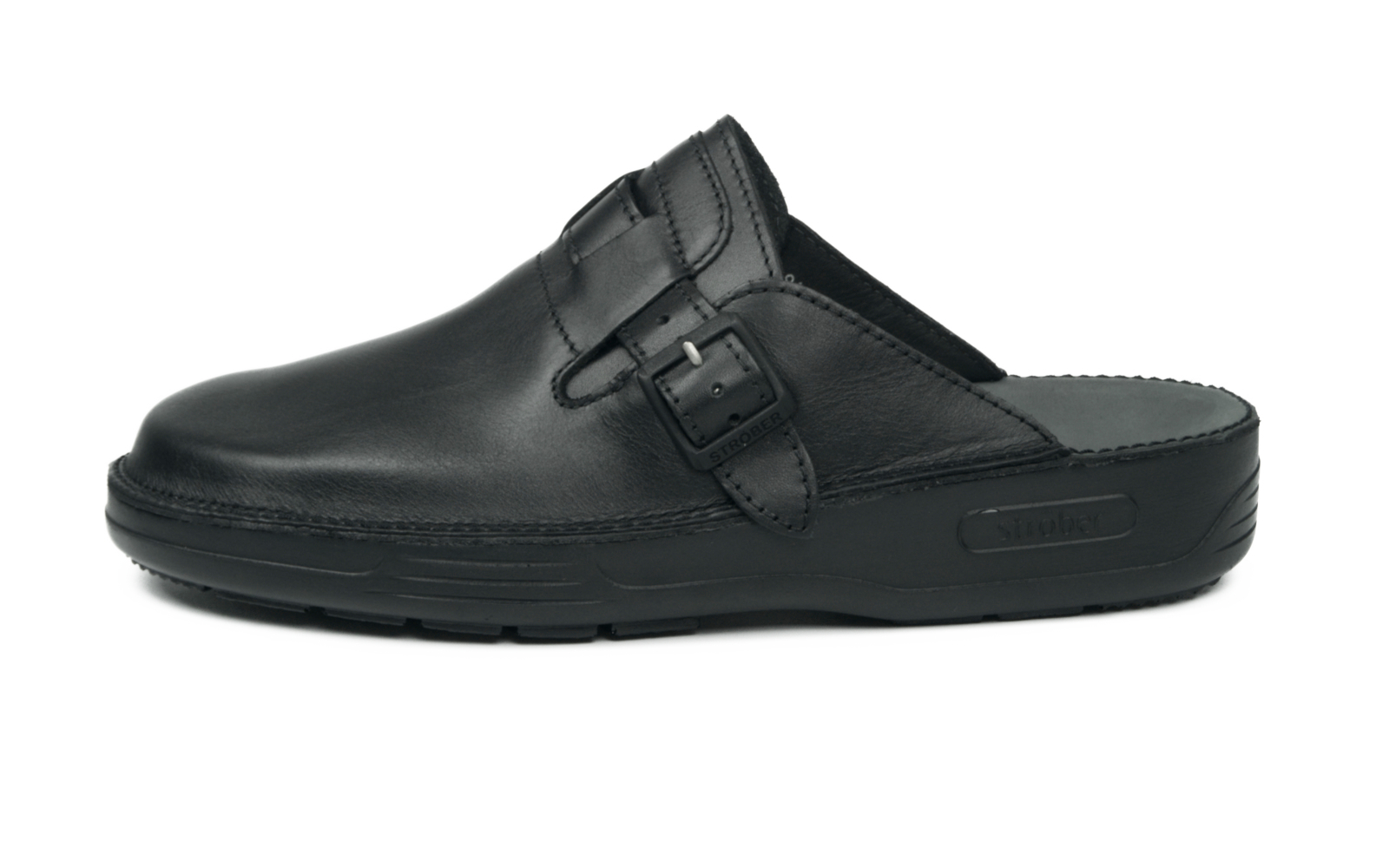 Der schwarze Schuh BEN von Buffalo steht auf einem hellen Untergrund und zeigt seine stylischen Details. Ideal für modische Outfits.