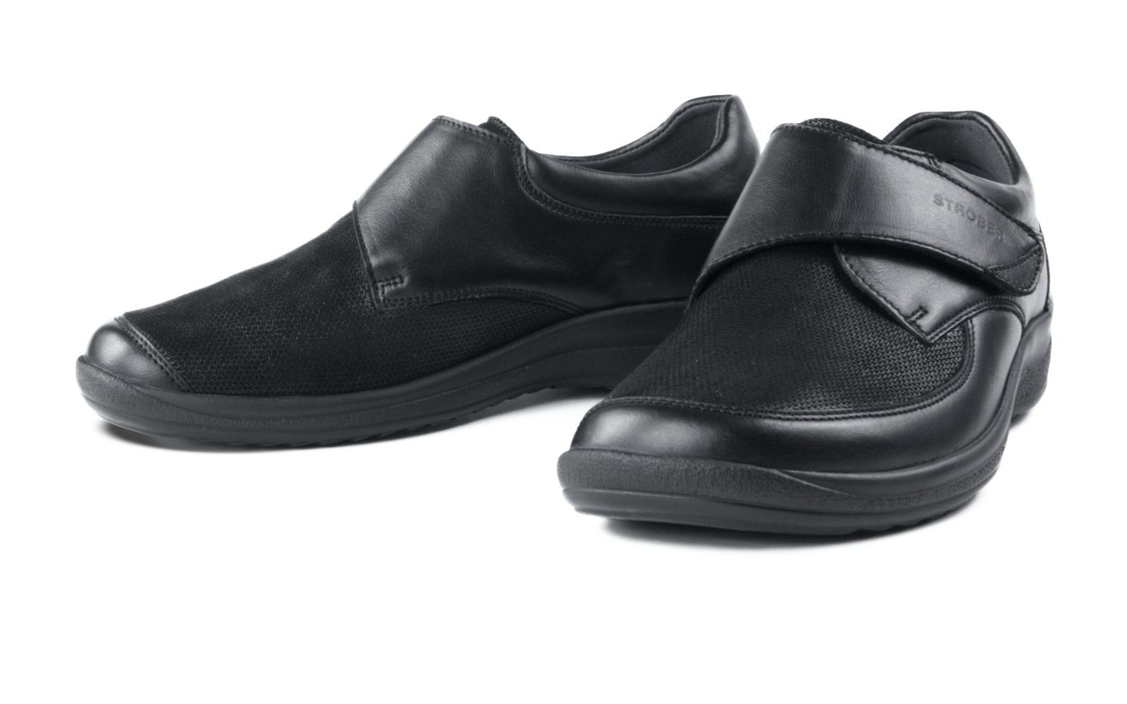 MURIEL Nappa + Stretch in Schwarz, elegant platziert auf einem hellen Hintergrund, zeigt ihre geschmeidige Form und das weiche Material.