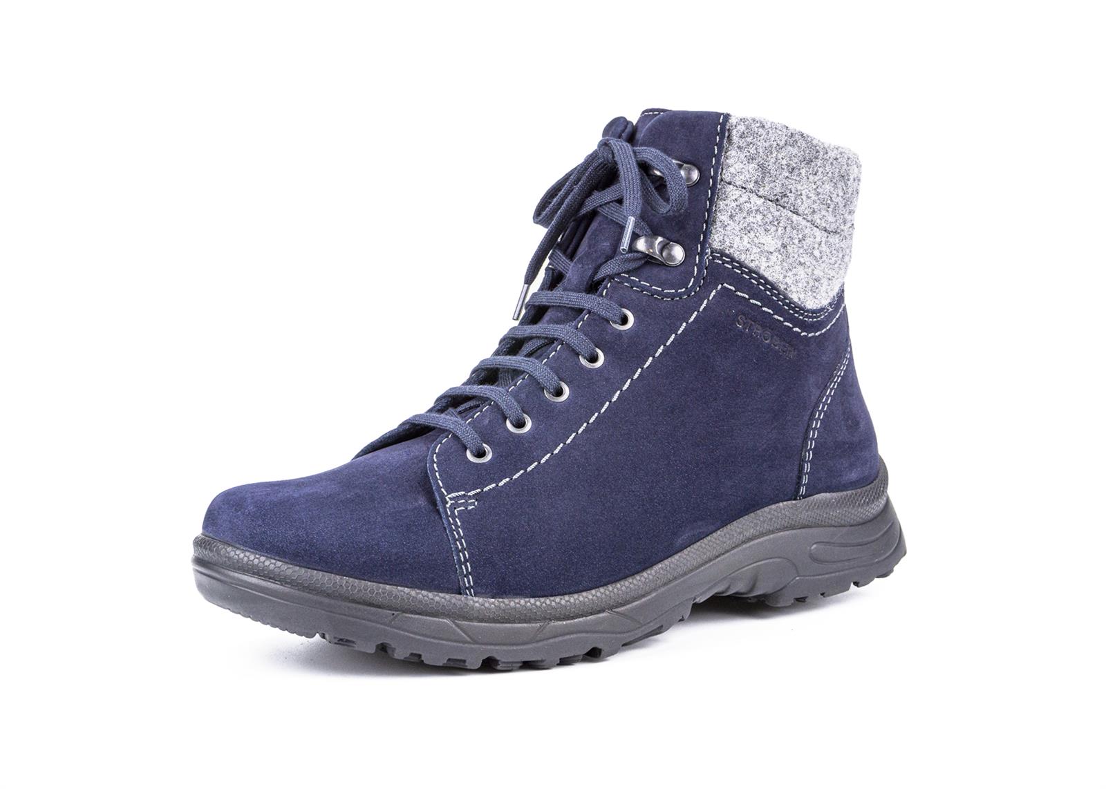 Der blaue RONJA Schuh aus NubukFilz mit Wollfutter steht seitlich auf einem hellen Untergrund.