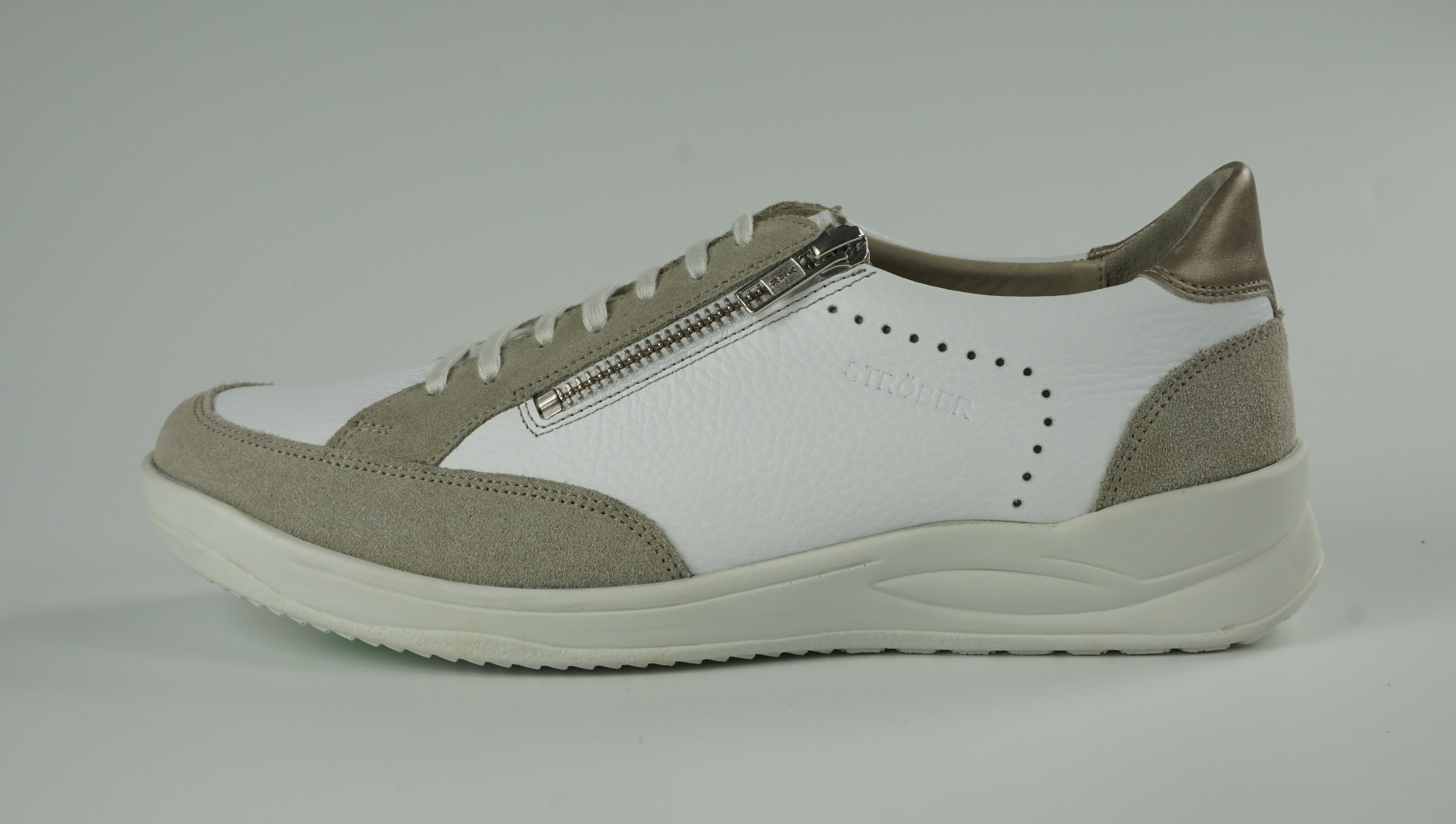 KASSY NappaSoft+Velour in weiß+nebel, Sneaker, Weißes Leder, Grau Wildleder, Reißverschluss-Detail, Low-Cut