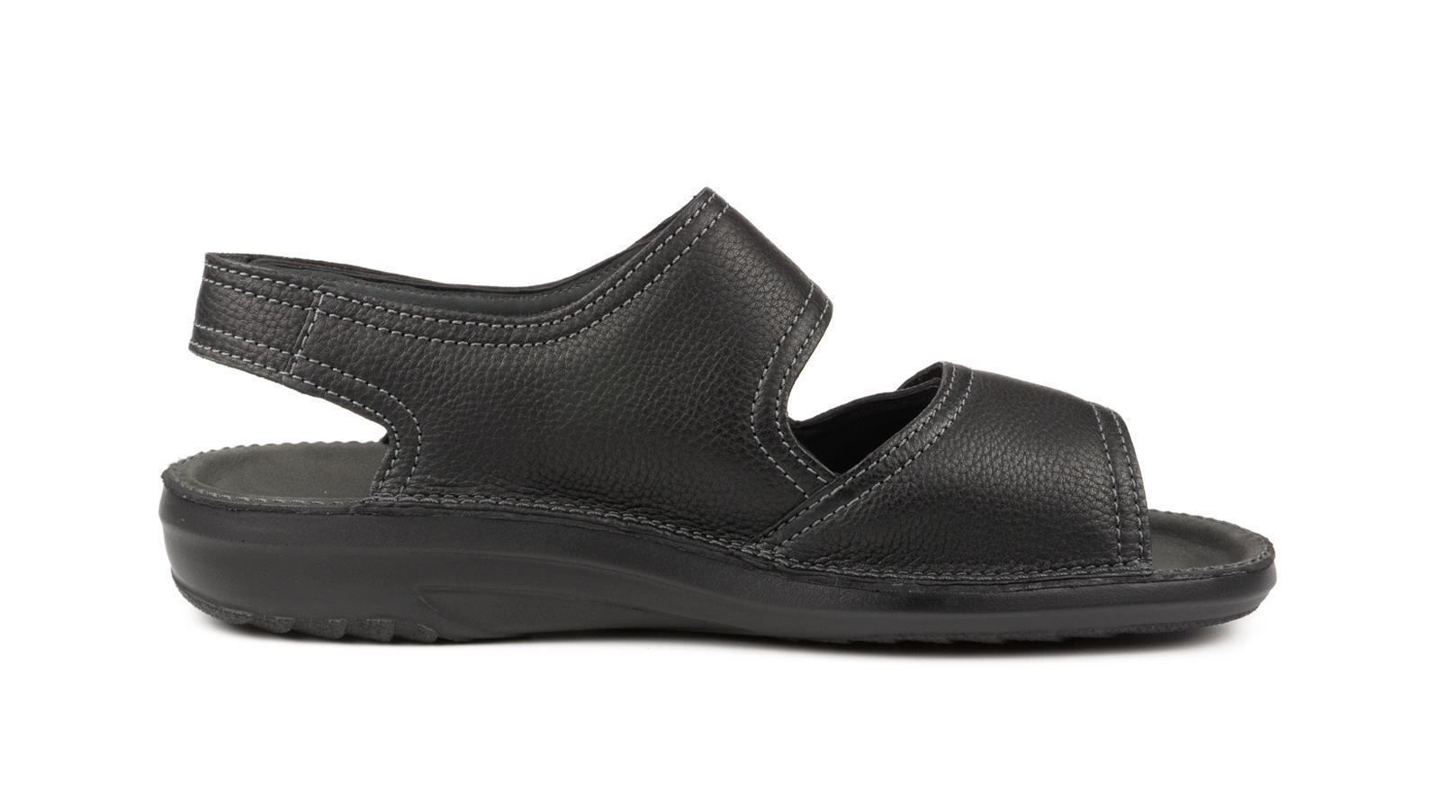 Der schwarze CARSTEN SoftCalf Schuh steht auf einem hellen Untergrund, mit einer seitlichen Sicht, die die elegante Form und die hochwertige Verarbeitung zeigt.