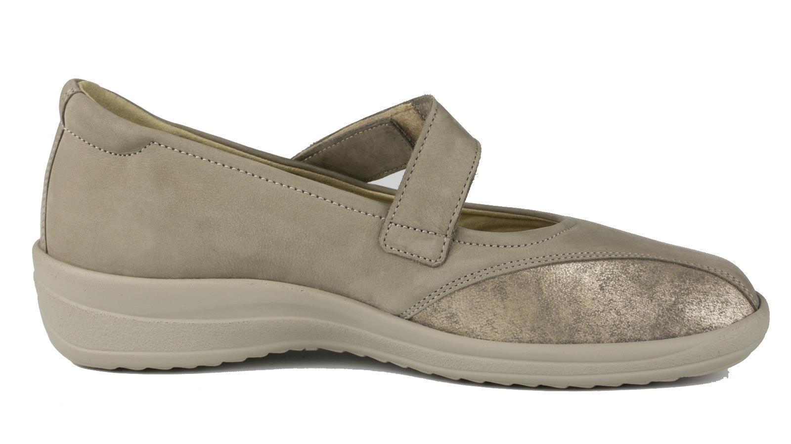 Der Schuh MEGAN aus Nubuk-Stretch in der Farbe Kiesel ist auf einem neutralen Hintergrund positioniert, mit Fokus auf seine elegante Silhouette.
