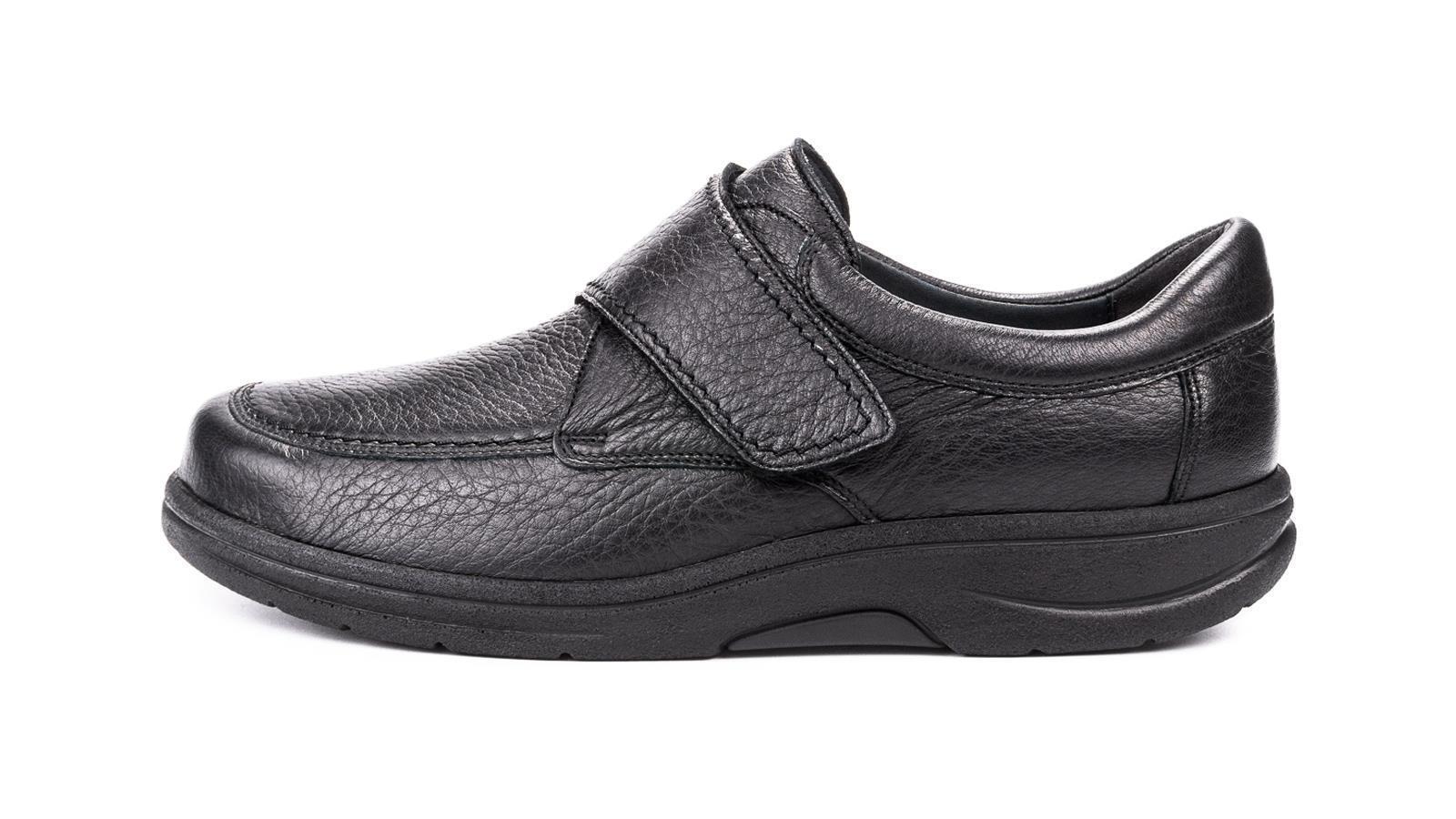 Schwarze MAX Schuhe aus Hirschleder in Weite H/J, seitlich abgebildet auf einem neutralen Hintergrund. Ideal für bequemen Tragekomfort.