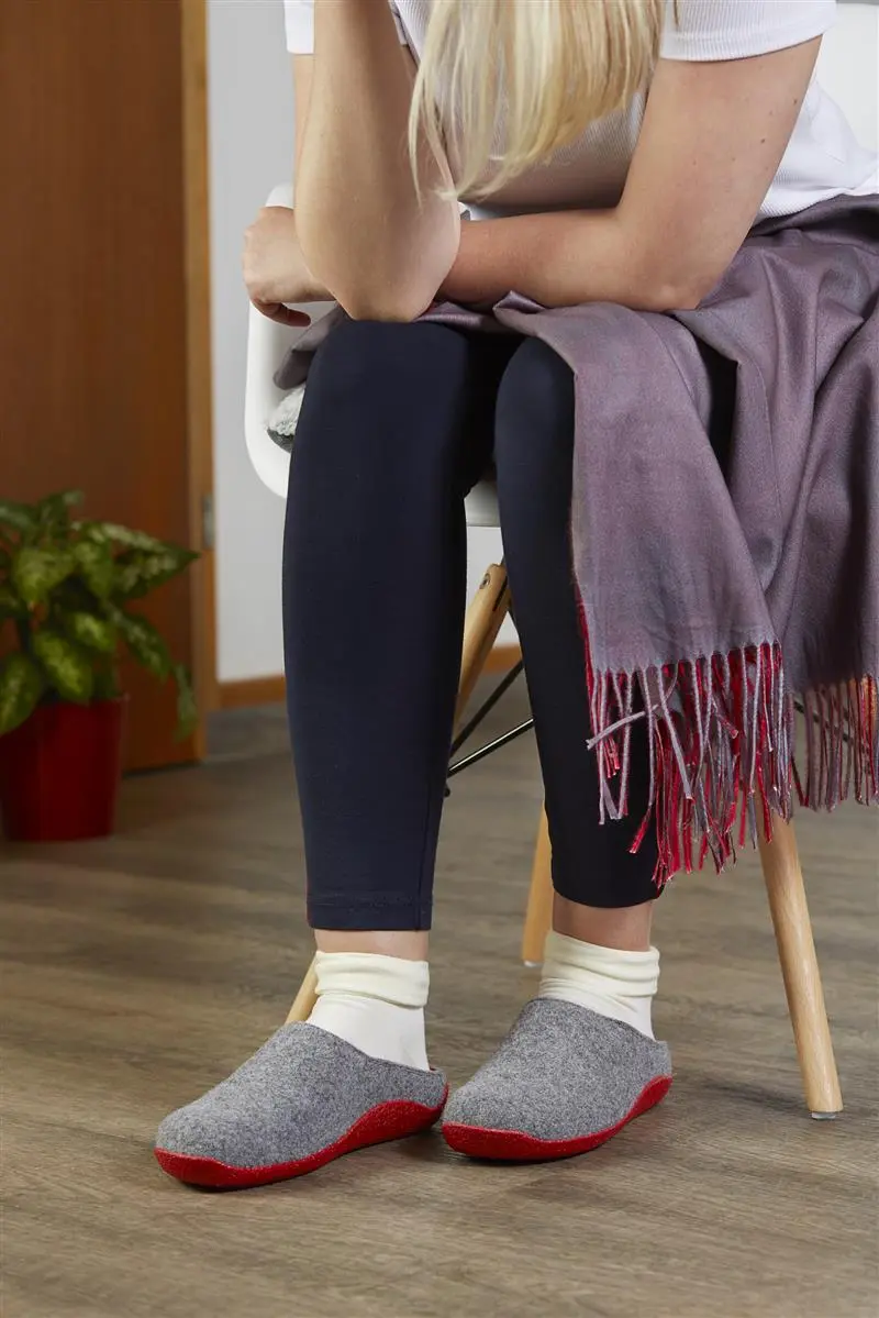 Ein Paar graphitfarbene Filzschuhe namens VERENA, seitlich auf einem hellen Untergrund platziert.