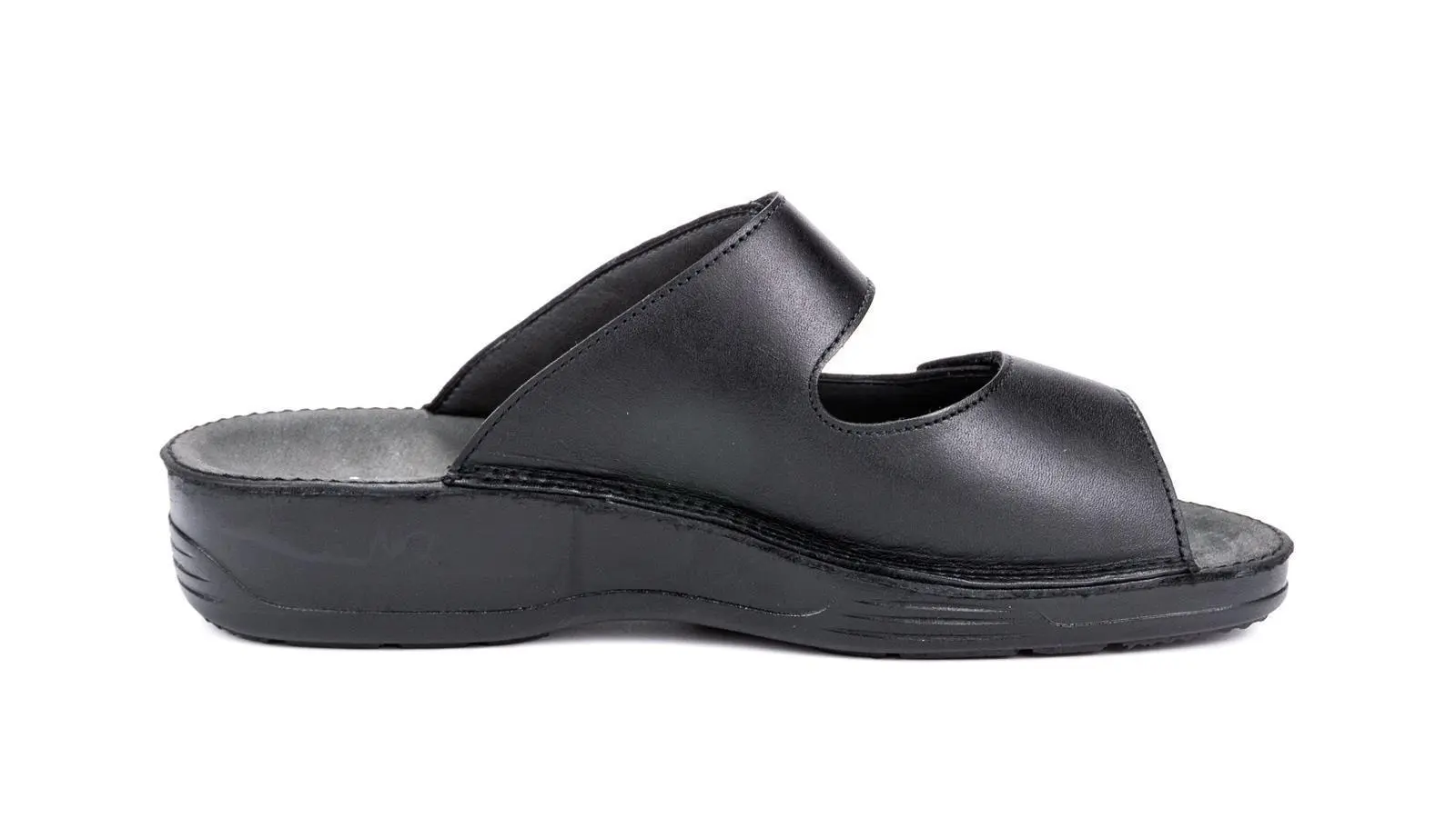 Die eleganten schwarzen ANNA Nappa Schuhe stehen auf einem glatten Untergrund und präsentieren ihre stilvolle Form und hochwertigen Materialien.