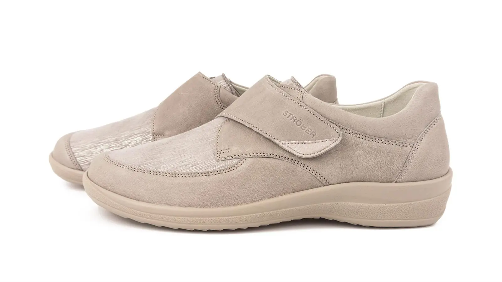 MURIEL, LammBrush Stretch Schuh in beige, Weite H, seitlich auf einem neutralen Hintergrund positioniert.