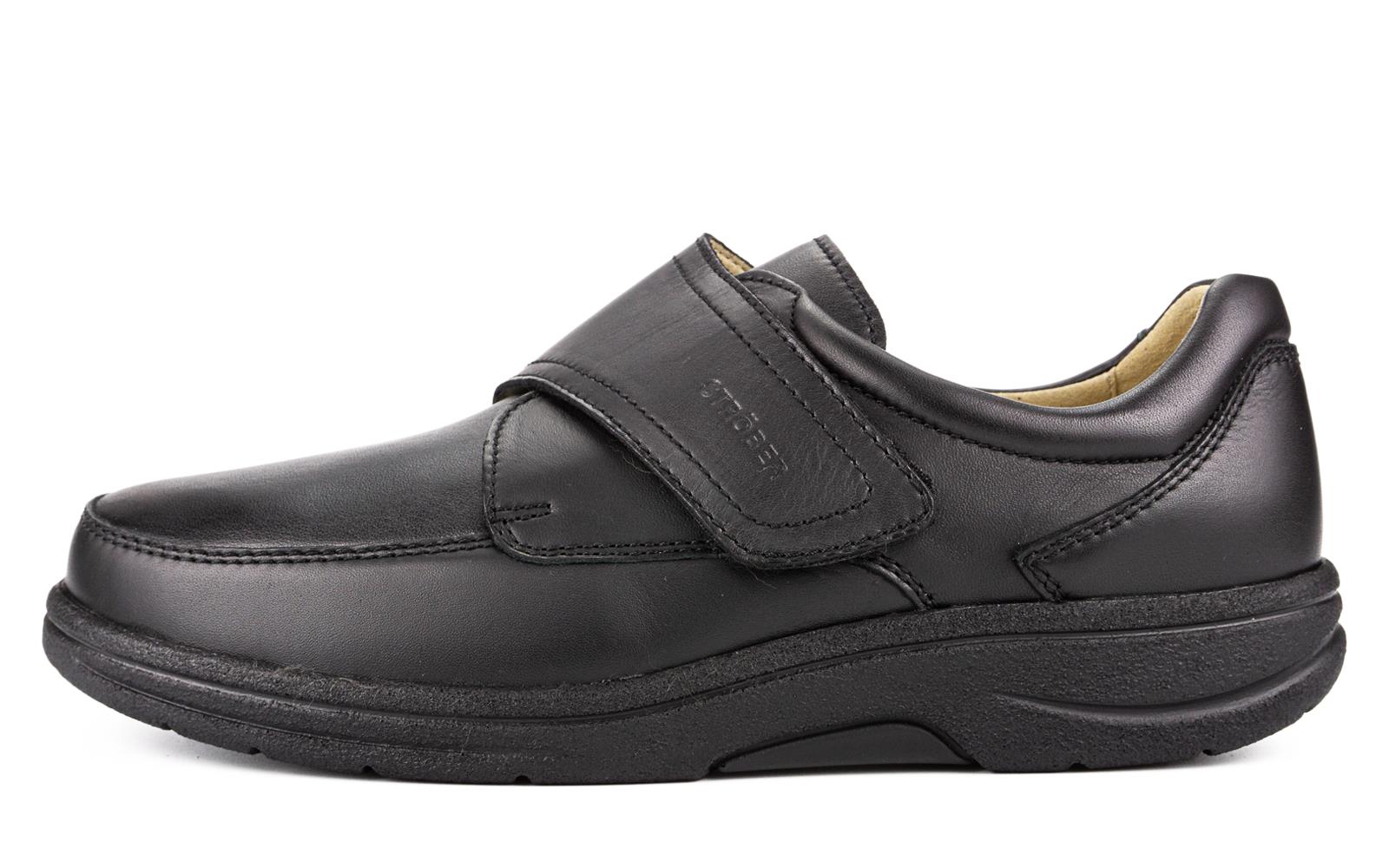 Schwarze MILO Sportnappa + Stretch Schuhe auf einem hellen Untergrund, seitlich zur Kamera positioniert, betonen das elegante Design.