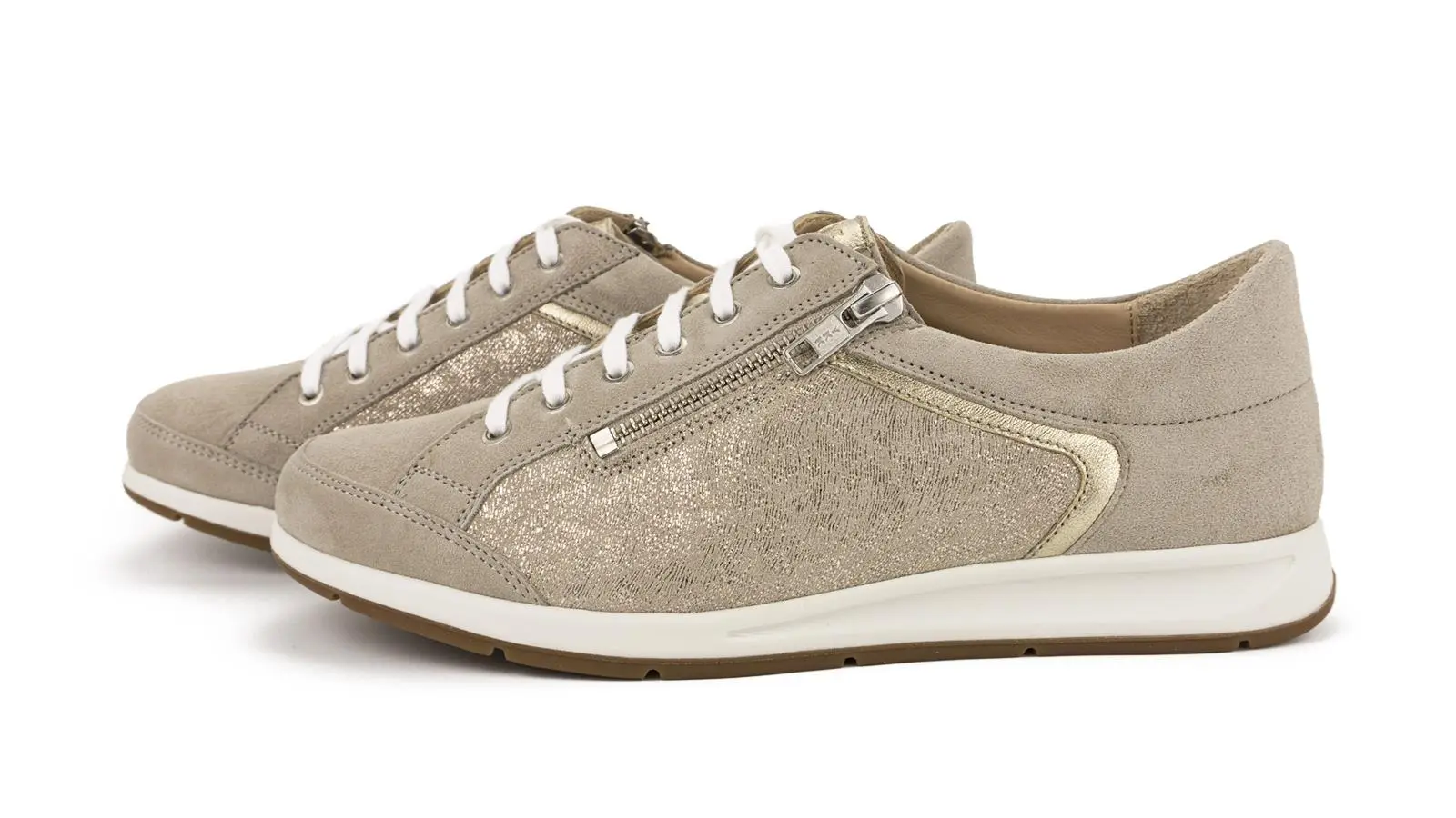 Der Schuh ELISA aus LammVelour in Sandfarbe, seitlich auf einem hellen Untergrund präsentiert, zeigt seine elegante Form und hochwertige Verarbeitung.