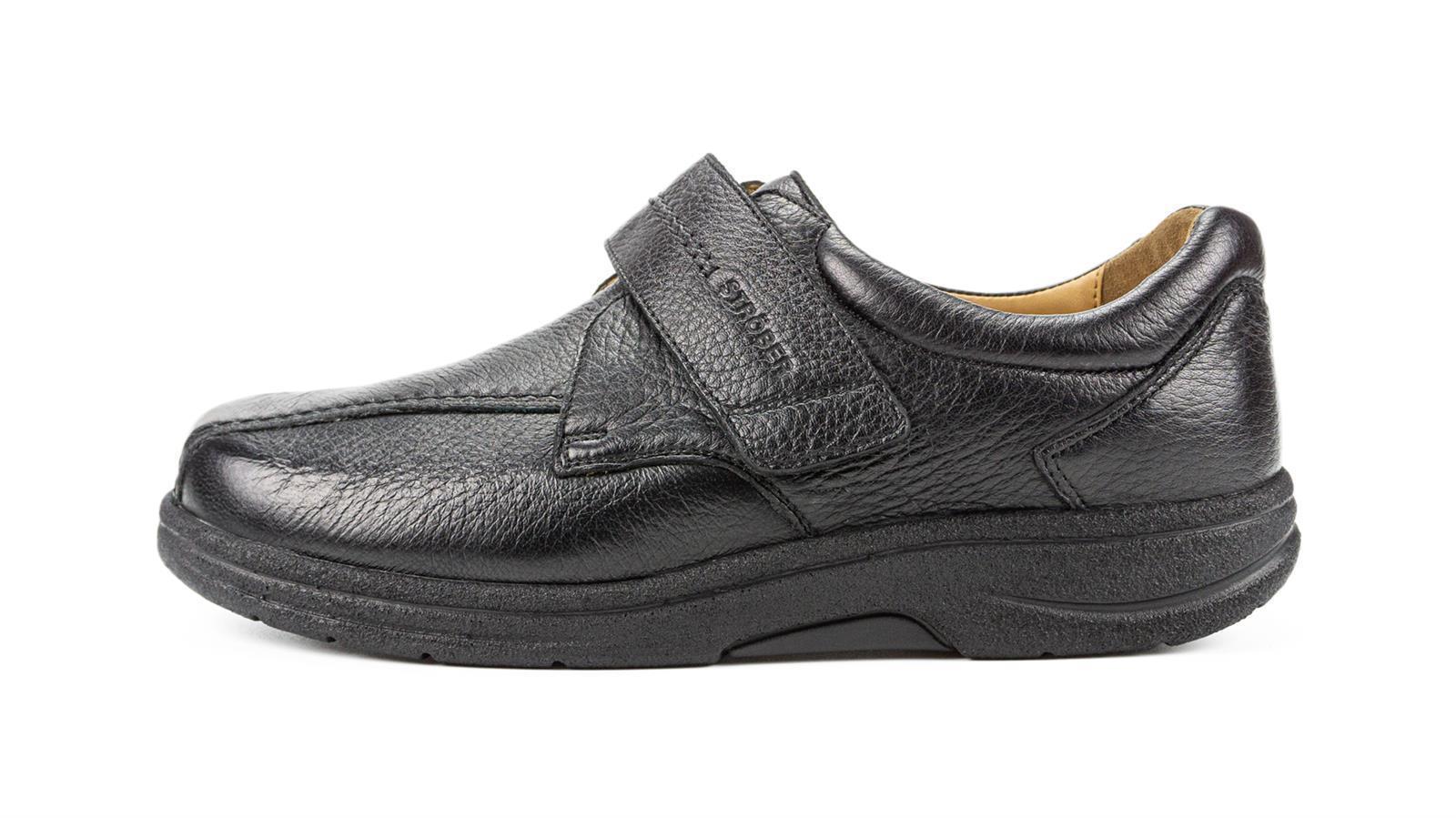 Der schwarze MOJO Schuh aus Hirschleder in Weite K/M liegt elegant auf einem weißen Hintergrund, der die Details des Designs betont.