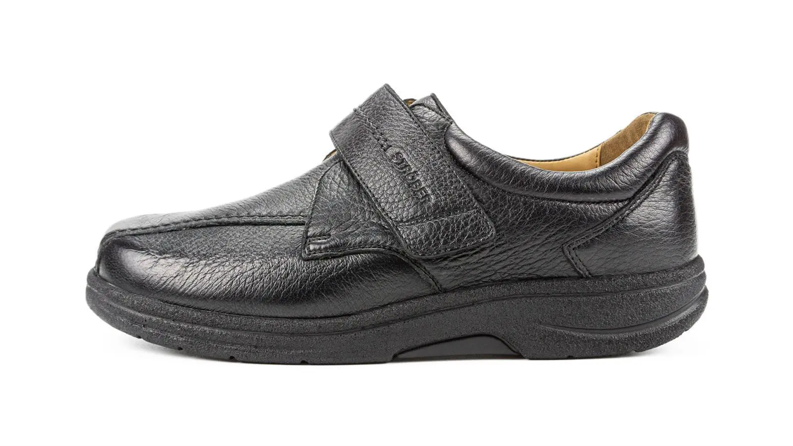 Der schwarze MOJO Schuh aus Hirschleder in Weite K/M liegt elegant auf einem weißen Hintergrund, der die Details des Designs betont.
