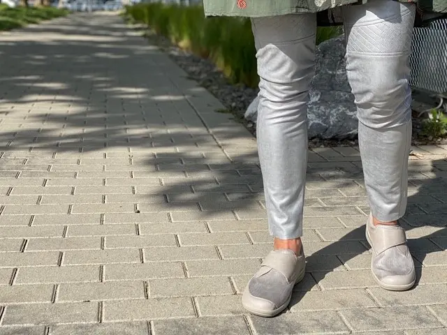 Beige MURIEL LammBrush Stretch Schuhe in Weite H, seitlich auf einem weißen Hintergrund positioniert.